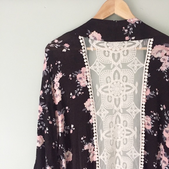 Charlotte Russe Other - Floral & Lace Kimono